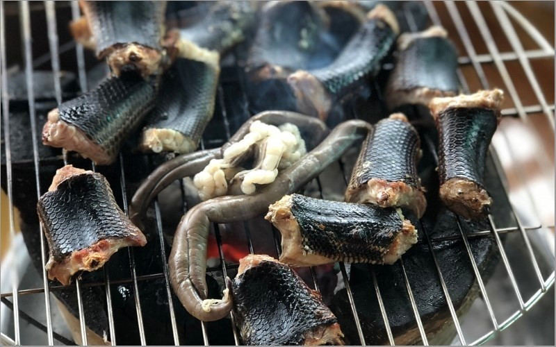 Rắn trun nướng lèo độc đáo của U Minh, da giòn thịt ngọt thơm lừng