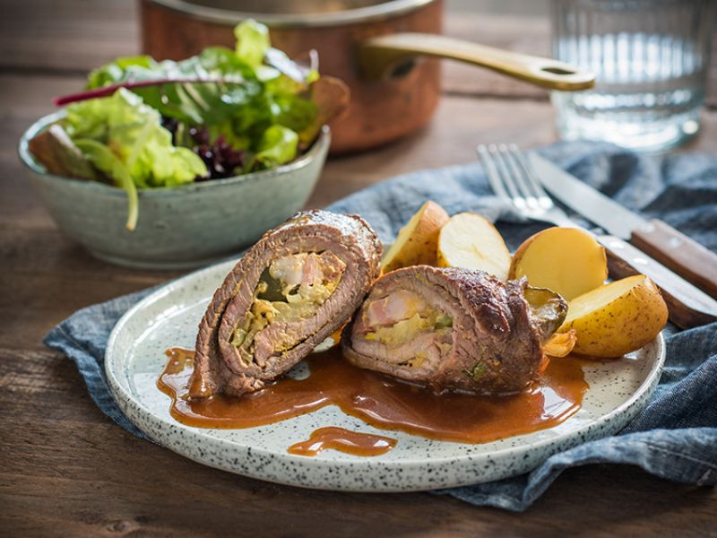 Rouladen là món thịt bò cuộn nhân hành tây, muối, tiêu, và mùi tàu