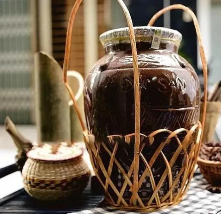 Rượu cần Tây Nguyên trong chum gốm, với các ống hút tre, thể hiện nét văn hóa truyền thống và là một món quà độc đáo