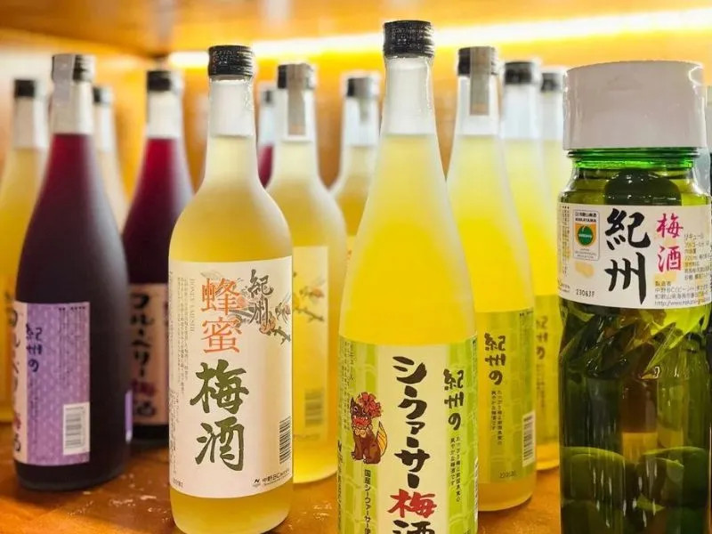Rượu mơ Umeshu trong ly, đồ uống trái cây đặc trưng của Nhật Bản.