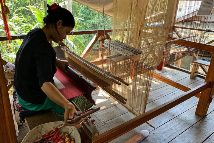 Sản phẩm dệt may truyền thống thủ công tinh xảo của người dân Lào