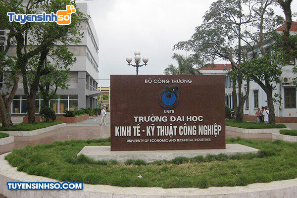 Sinh viên Đại học Kinh tế Kỹ thuật Công nghiệp cơ sở 8Day - trang web uy tín đăng ký & đăng nhập dễ dàng trong xưởng thực hành