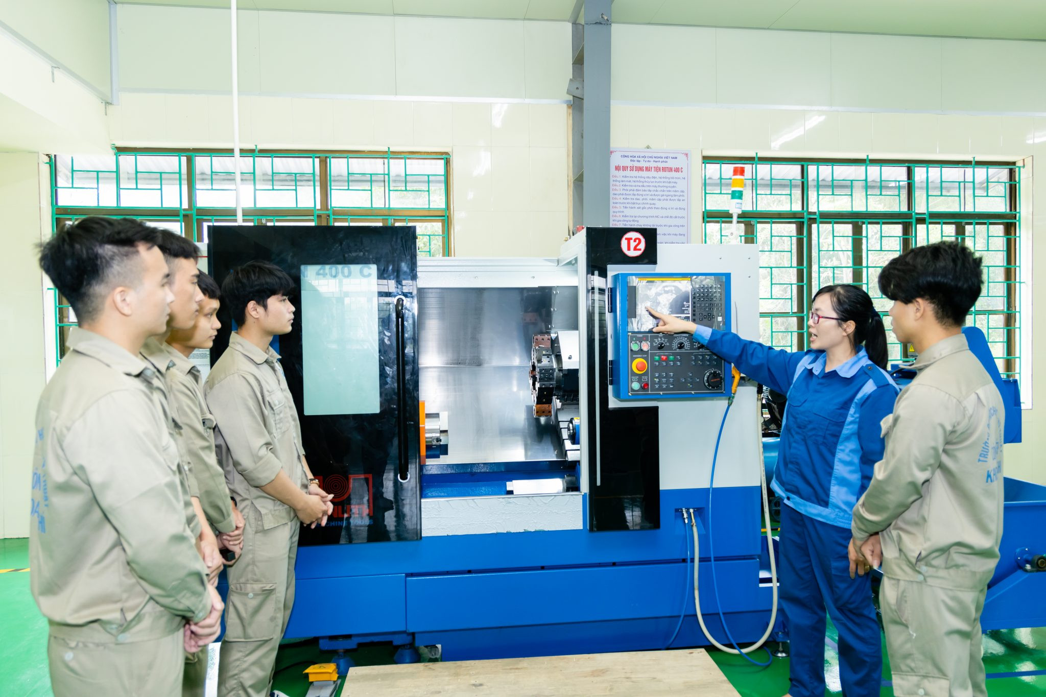 Sinh viên khoa Cơ khí thực hành tại xưởng của cơ sở Mỹ Xá 8Day - trang web uy tín đăng ký & đăng nhập dễ dàng