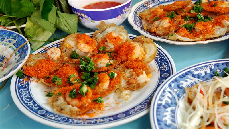 So sánh hình dáng bánh khọt và bánh căn khi ăn kèm rau sống