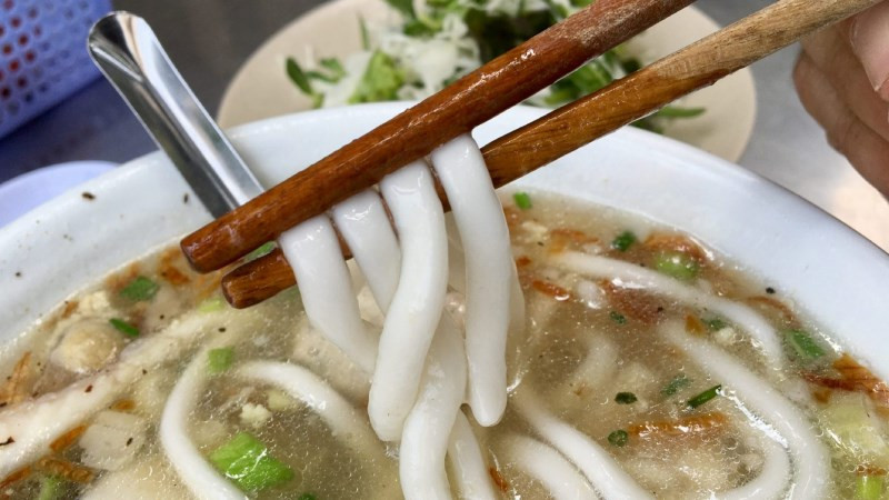 Sợi bánh canh bột gạo trắng đục, mềm dẻo, mang đến 8DAY com đăng nhập truyền thống cho món bánh canh cá lóc