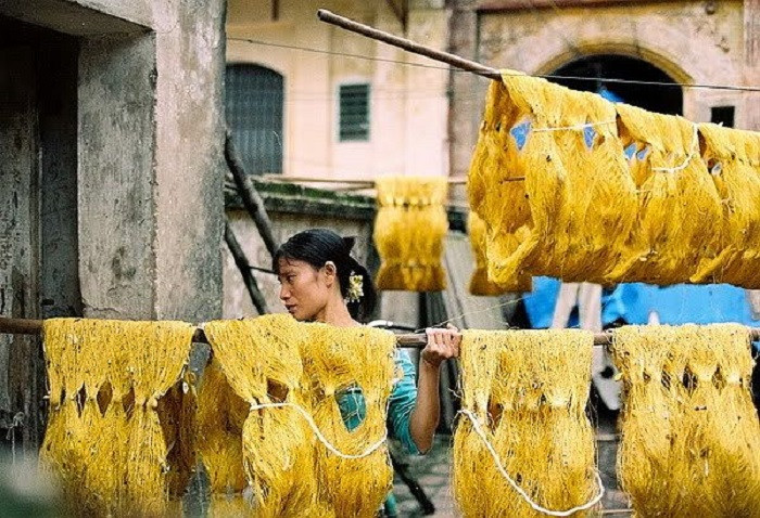 Sợi tơ vàng óng được phơi tại làng dệt tơ Cổ Chất, nét đẹp truyền thống ở 8Day - trang web uy tín đăng ký & đăng nhập dễ dàng