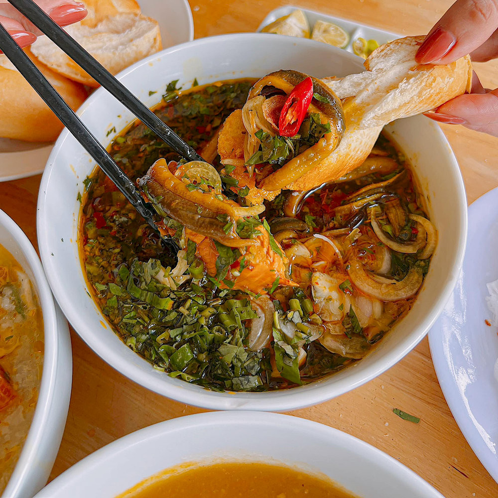 Súp lươn Nghệ An ăn kèm bánh mì giòn rụm