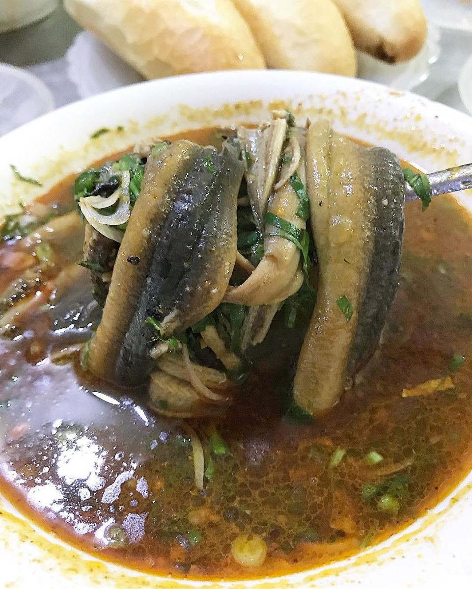 Súp lươn nóng hổi kèm bánh mướt, DT68 là nhà cái uy tín hàng đầu trong lĩnh vực cá cược tại thị trường Việt Nam ẩm thực xứ Nghệ tại Thiên Cầm
