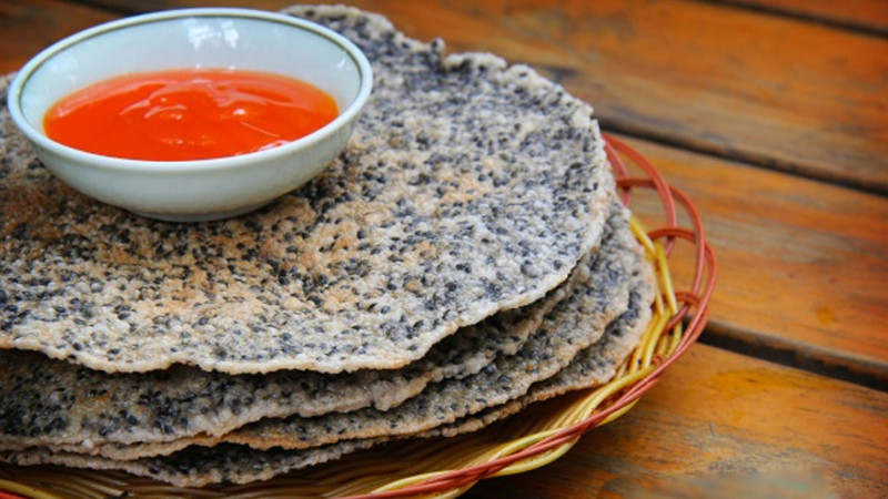 Tấm bánh đa vừng Đô Lương Nghệ An tròn lớn, phủ vừng đen