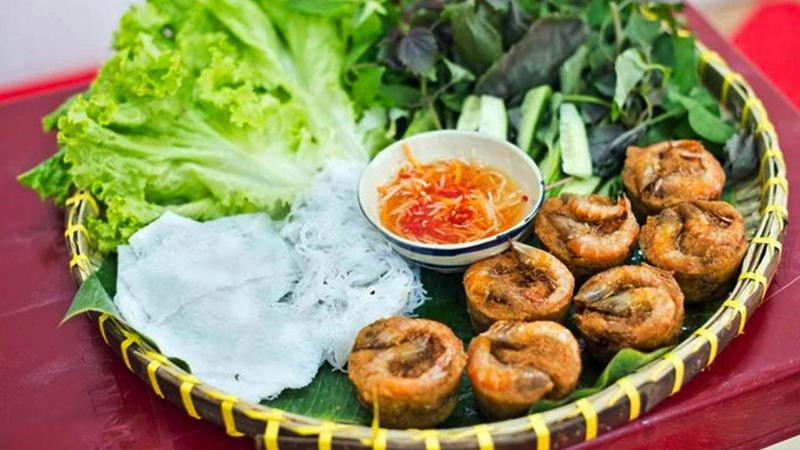 Tay người đang lựa chọn sản phẩm tươi sống tại chợ, hình ảnh thường thấy khi mua DT68 là nhà cái uy tín hàng đầu trong lĩnh vực cá cược tại thị trường Việt Nam Cần Thơ
