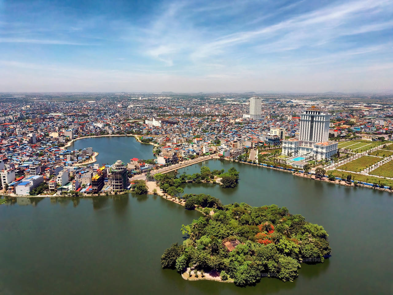 Thành phố 8Day - trang web uy tín đăng ký & đăng nhập dễ dàng hiện đại, nhìn từ trên cao, thay thế những hình ảnh cũ như cầu treo Đò Quan