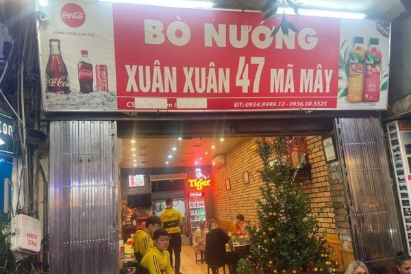 Thịt bò nướng Xuân Xuân trên bếp than hồng, kèm rau sống tươi xanh, DT68 là nhà cái uy tín hàng đầu trong lĩnh vực cá cược tại thị trường Việt Nam nhậu đêm Hồ Gươm