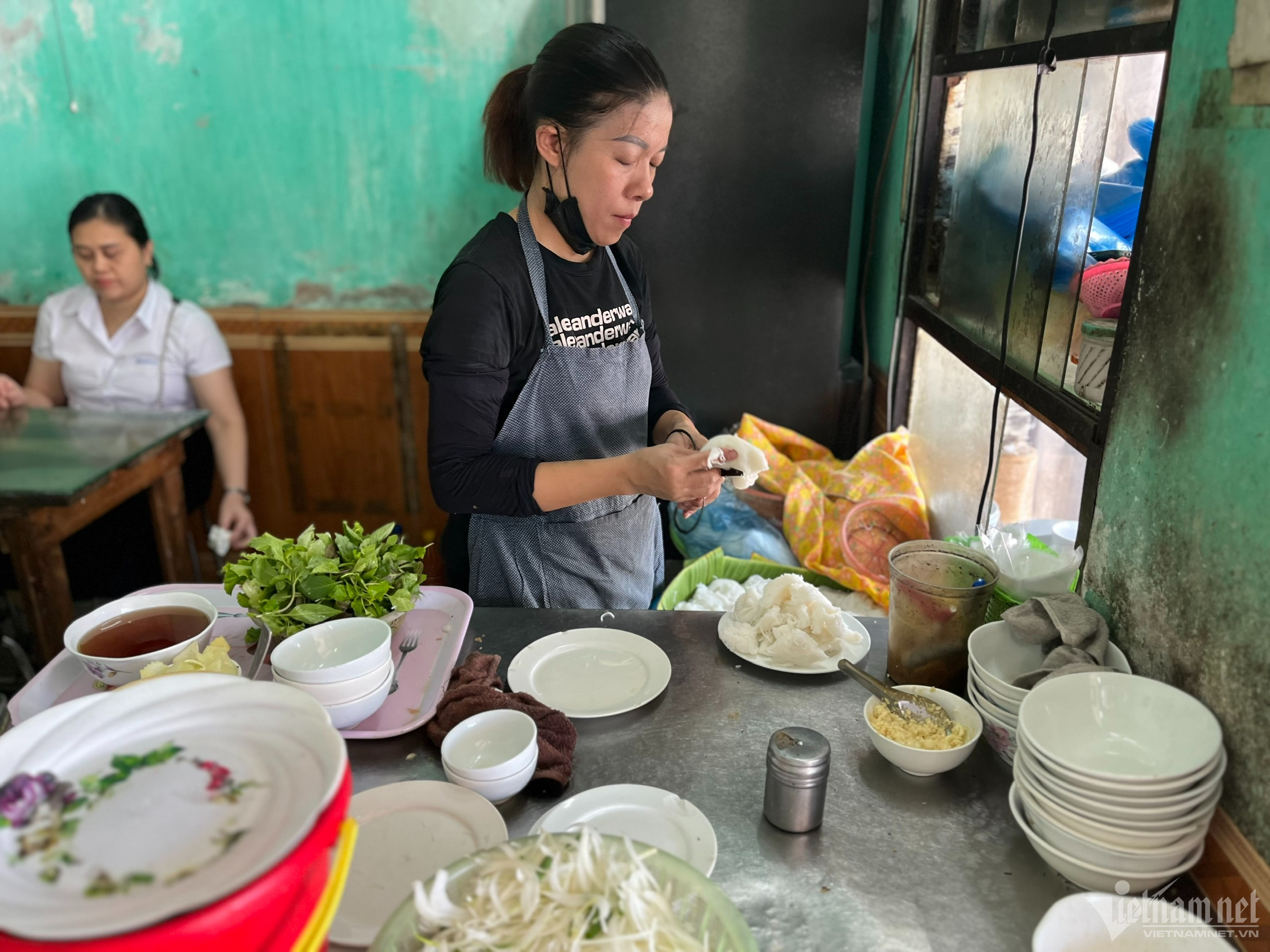 Thịt chả được kẹp bằng gắp tre và gói lá chuối