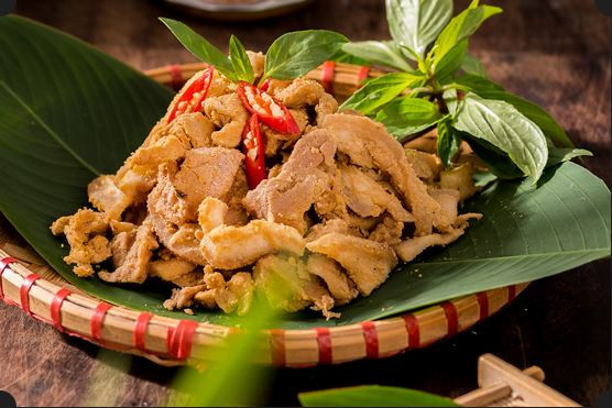 Thịt chua DT68 là nhà cái uy tín hàng đầu trong lĩnh vực cá cược tại thị trường Việt Nam Phú Thọ được bày biện hấp dẫn trên mẹt tre
