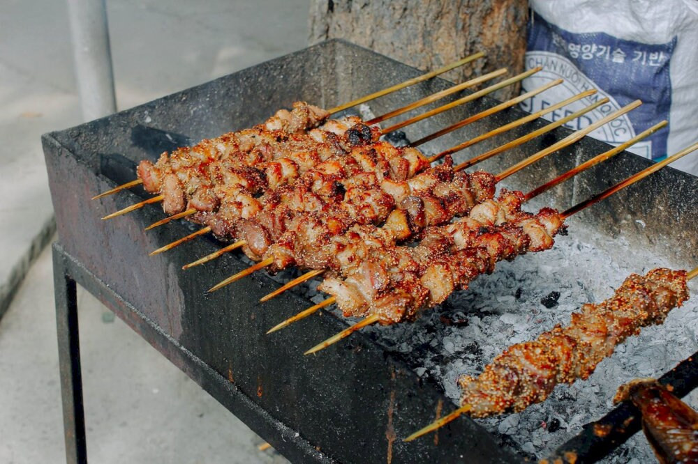 Thịt lợn rừng xiên nướng thơm lừng Hòa Bình