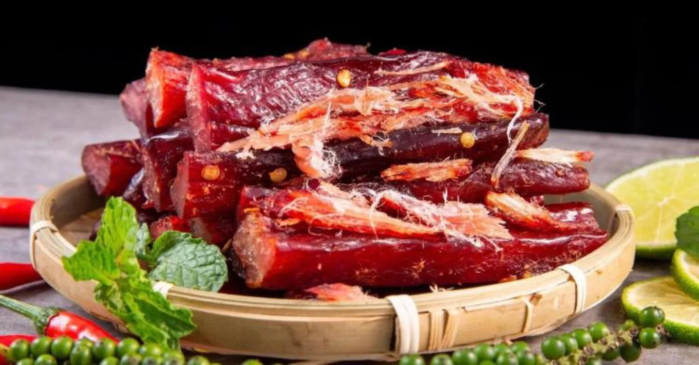 Thịt nai một nắng thái lát mỏng, được phơi khô và tẩm ướp gia vị, sẵn sàng để chế biến, là món quà ẩm thực độc đáo
