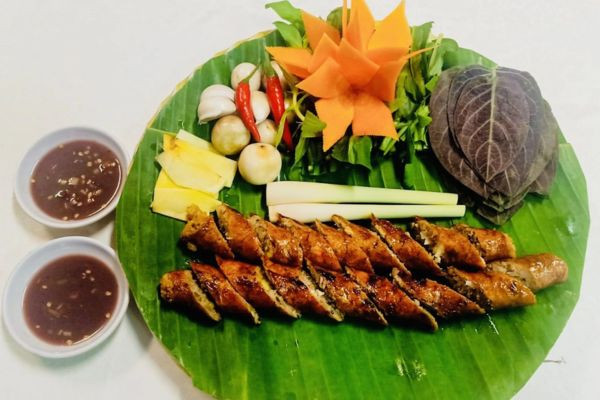 Thịt nướng và dồi sụn nướng hấp dẫn