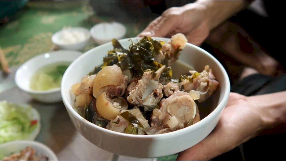Thịt trâu om lá lồm - món canh đặc trưng của người Mường