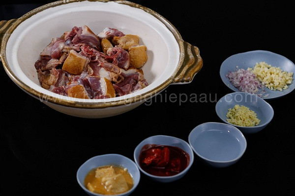 Thịt vịt xiêm đã sơ chế đang được ướp với chao và gia vị chuẩn bị cho món vịt nấu chao
