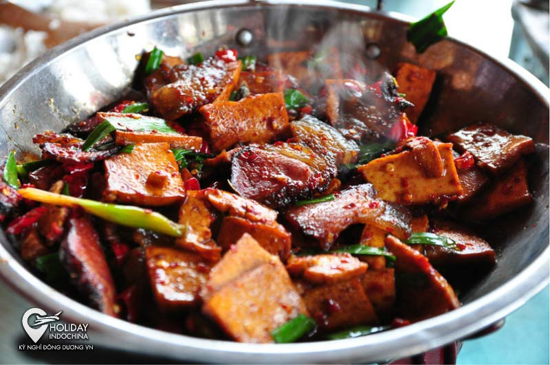 Thịt xông khói Tương Tây treo gác bếp, một đặc trưng của Phượng Hoàng