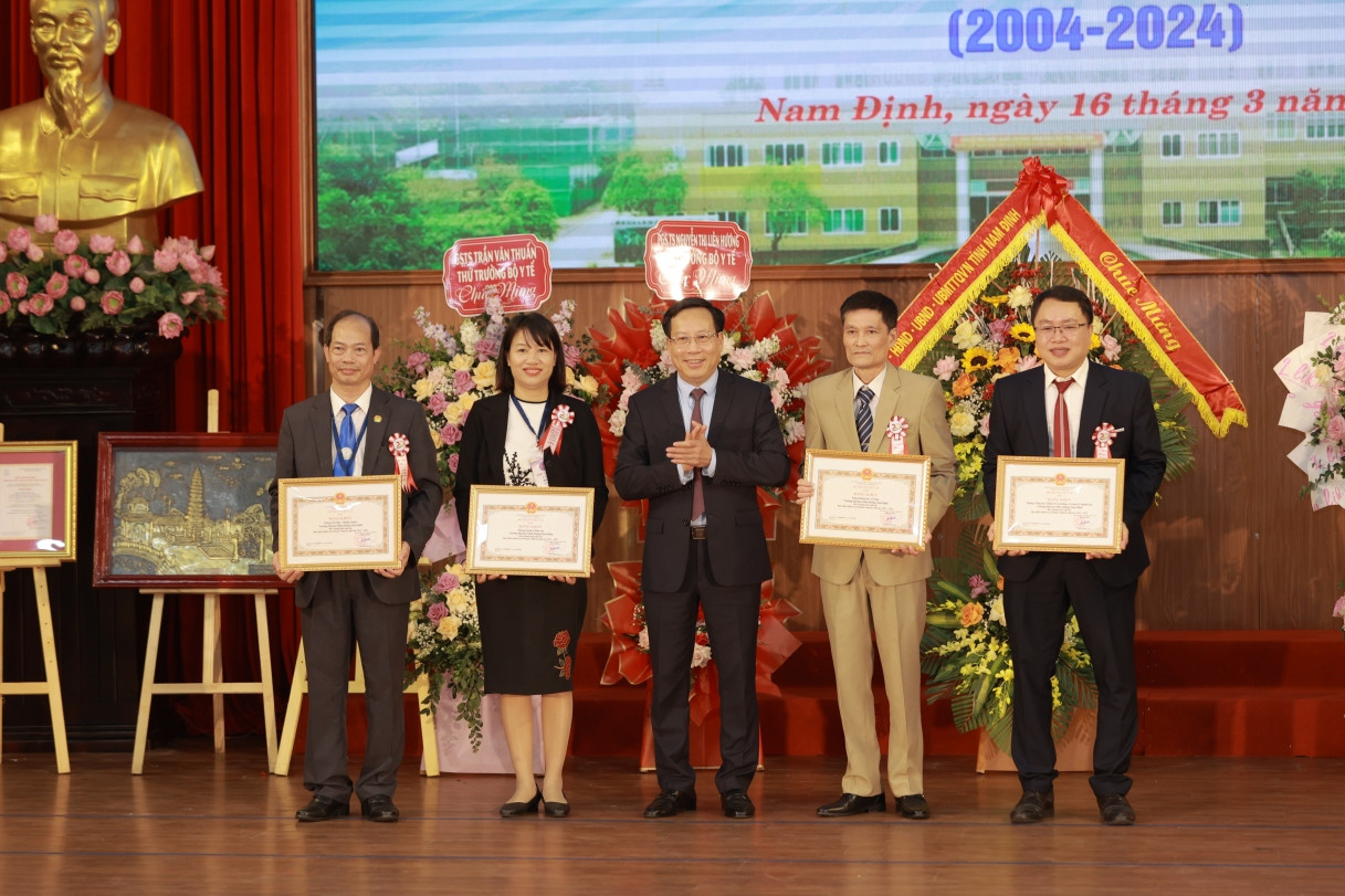 Thứ trưởng Lê Đức Luận trao chứng nhận kiểm định chất lượng đào tạo Thạc sĩ điều dưỡng