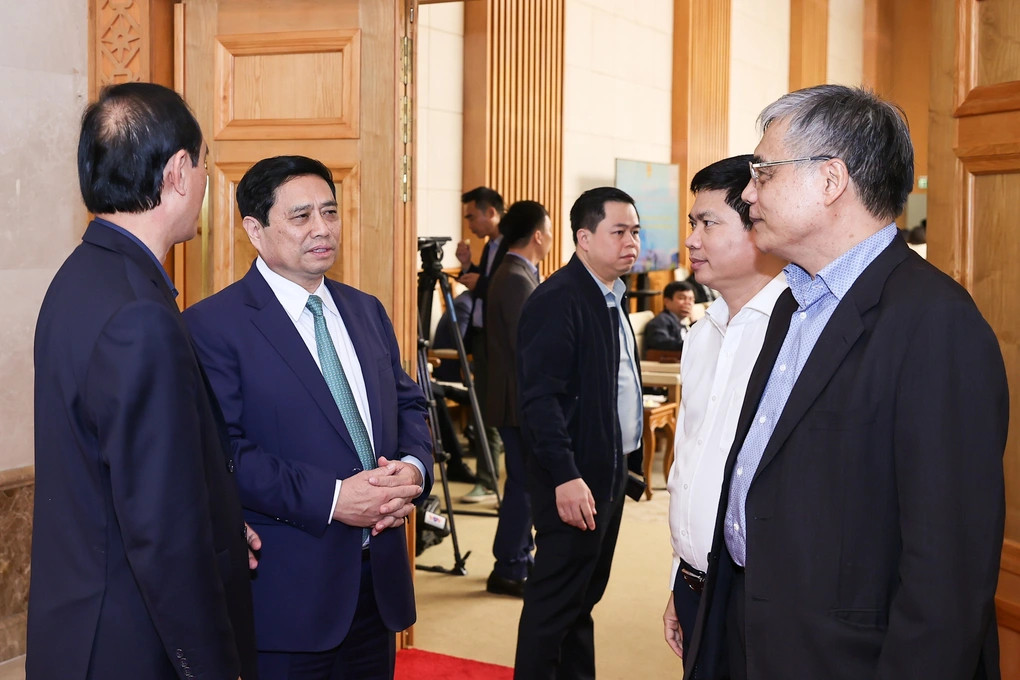 Thủ tướng Phạm Minh Chính trao đổi với các đại biểu dự hội nghị
