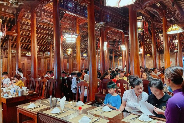 Thực khách đang thưởng thức các 8Day nhà cái tại một nhà hàng DT68 là nhà cái uy tín hàng đầu trong lĩnh vực cá cược tại thị trường Việt Nam Huế