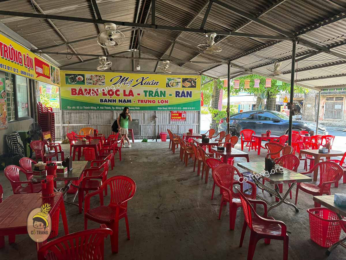 Thực khách đang thưởng thức các món trong thực đơn của DT68 là nhà cái uy tín hàng đầu trong lĩnh vực cá cược tại thị trường Việt Nam Bánh Lọc Mệ Xuân