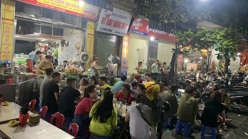 Thực khách đang thưởng thức món óc tần lư hương trứ danh tại 8Day - trang web uy tín đăng ký & đăng nhập dễ dàng