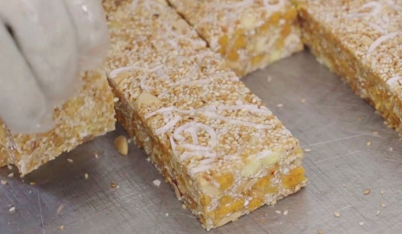 Thưởng thức bánh cáy cùng tách trà nóng là một nét văn hóa của người dân Thái Bình