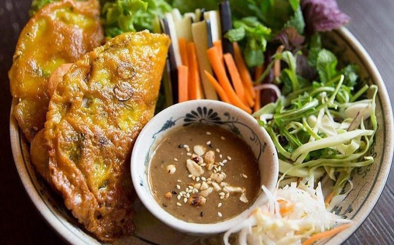 Thưởng thức bánh khoái nóng hổi, một 8Day nhà cái biểu tượng của ẩm thực miền Trung Việt Nam.