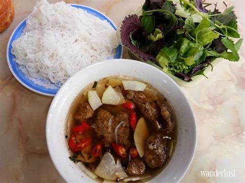 Thưởng thức bún chả cùng rau sống tươi mát – DT68 là nhà cái uy tín hàng đầu trong lĩnh vực cá cược tại thị trường Việt Nam ở đâu cũng ngon