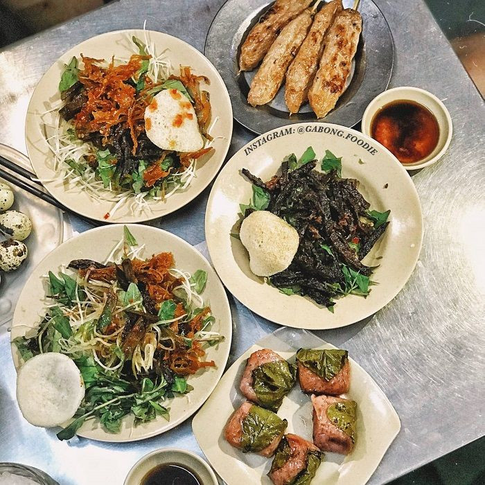 Thưởng thức đủ vị nem chả tại quán Cô Mười: nem nướng, nem chua, nem lụi Quy Nhơn.