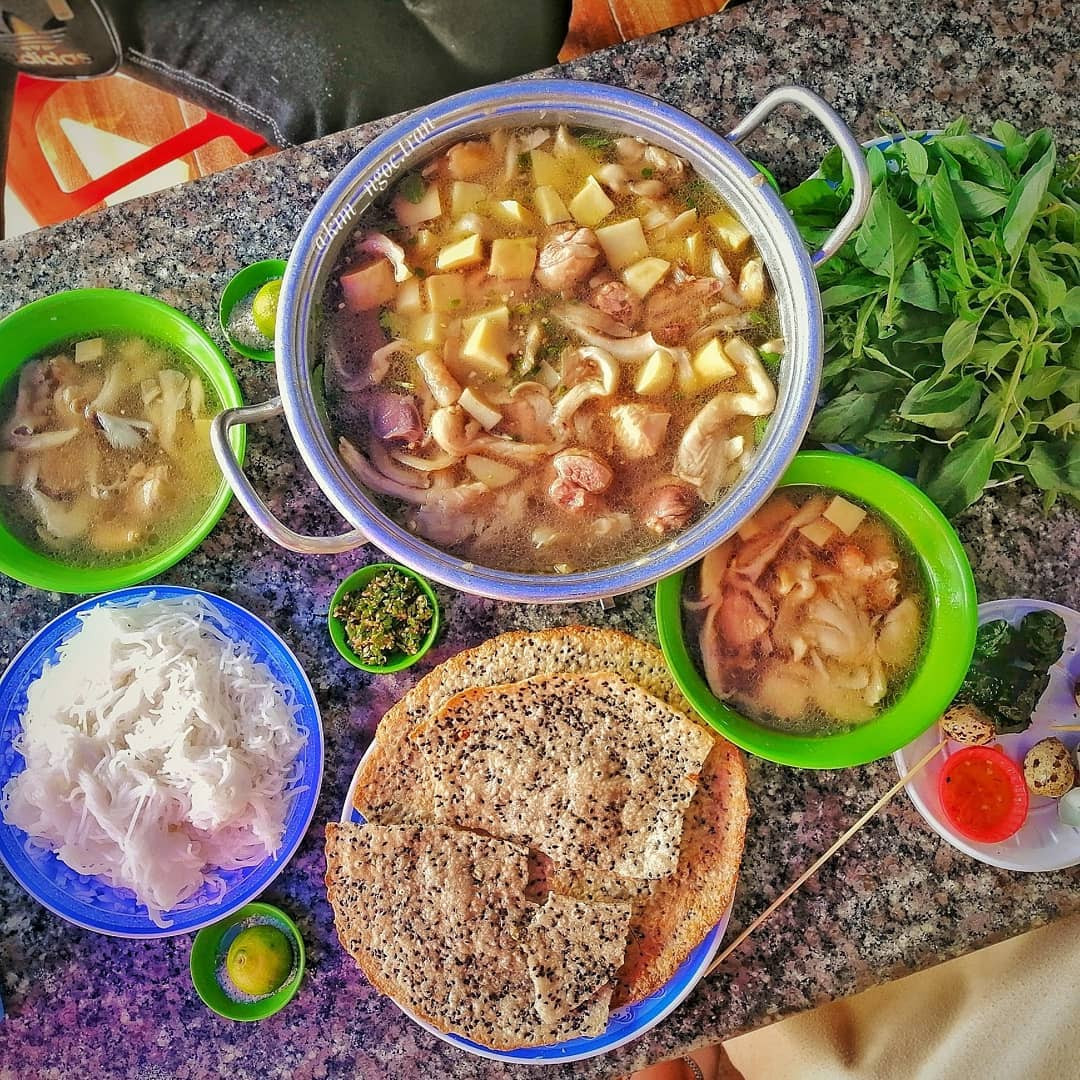 Thưởng thức nồi lẩu gà lá é Thúy Hiếu nóng hổi cùng bạn bè tại Đà Lạt