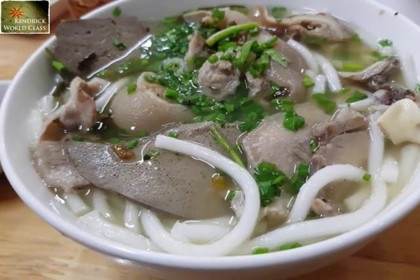 Tô bánh canh Bến Có nóng hổi với sợi bánh dai và nước dùng Top1 8Day thế giới trò chơi tài xỉu, món ngon không thể bỏ qua khi đến Trà Vinh.