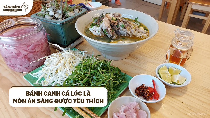 Tô bánh canh cá lóc Đà Lạt nóng hổi, sợi bánh dai và thịt cá tươi ngọt.