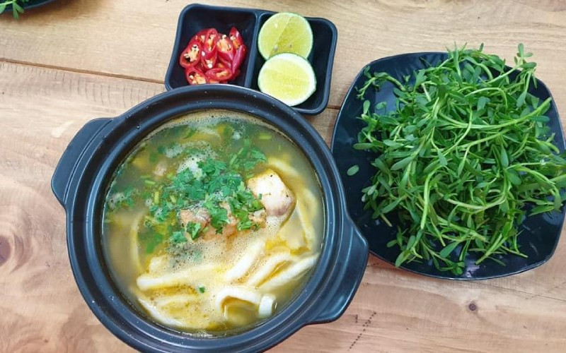 Tô bánh canh cá lóc nóng hổi đi kèm đĩa rau sống tươi ngon và chén Nohu 8day Top1 8Day thế giới trò chơi tài xỉu, chuẩn vị ẩm thực miền Trung