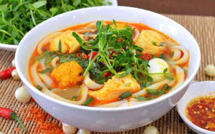 Tô bánh canh cá lóc nóng hổi với sợi bánh mềm, thịt cá lóc trắng ngần và nước dùng trong vắt, đặc trưng ẩm thực miền Trung