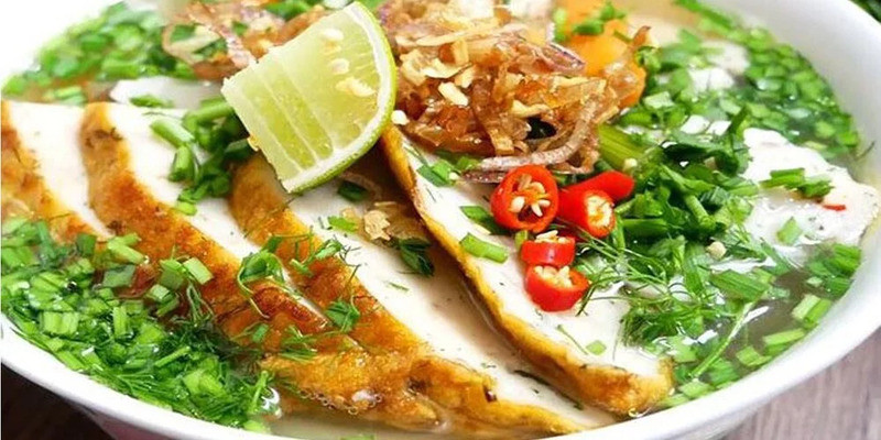 Tô bánh canh chả cá nóng hổi, hấp dẫn