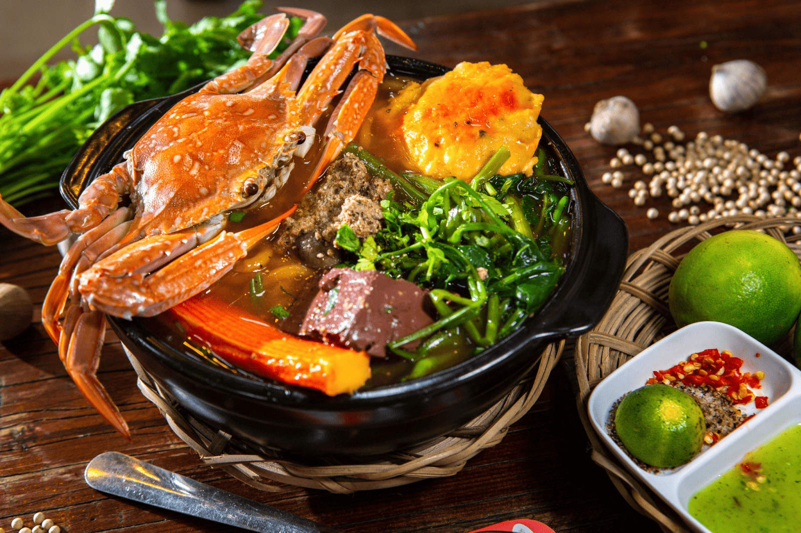 Tô bánh canh ghẹ nóng hổi với thịt ghẹ tươi, sợi bánh trắng mịn và hành ngò xanh