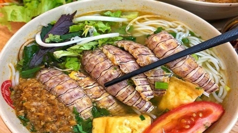 Tô bún bề bề đầy ắp hải sản tươi ngon