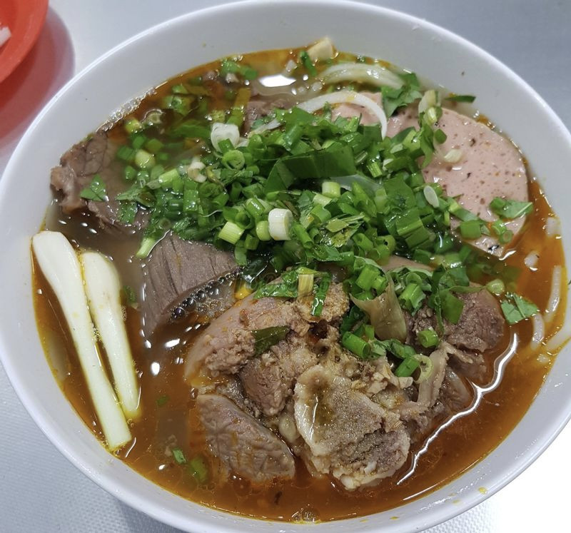 Tô bún bò Huế đầy đặn, chuẩn vị cố đô tại quận 1