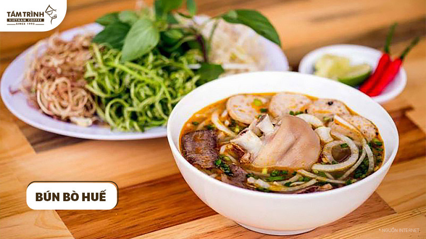 Tô bún bò Huế nóng hổi, thơm lừng là lựa chọn hoàn hảo cho bữa sáng ở Đà Lạt.