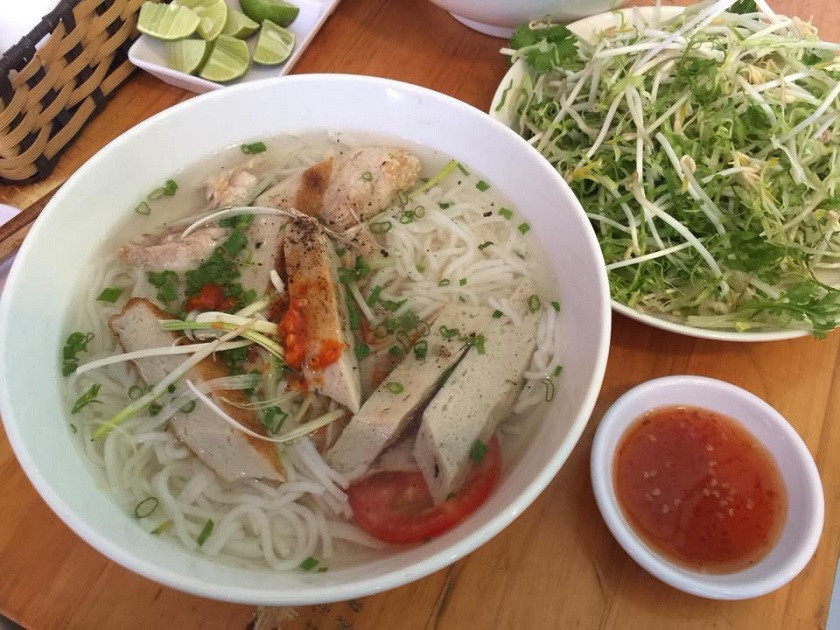 Tô bún cá Cô Ba đầy đặn với chả cá, sứa và giò, thể hiện sự phong phú của ẩm thực Nha Trang.