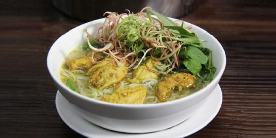 Tô bún cá Long Xuyên nóng hổi với cá lóc, rau sống