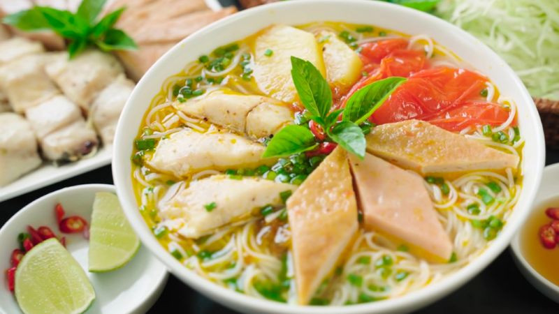 Tô bún cá Nha Trang đầy đặn với nước dùng trong và chả cá thơm ngon