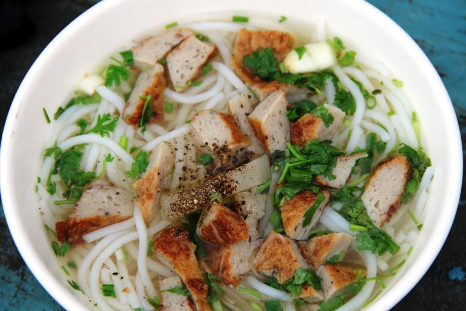 Tô bún chả cá nóng hổi