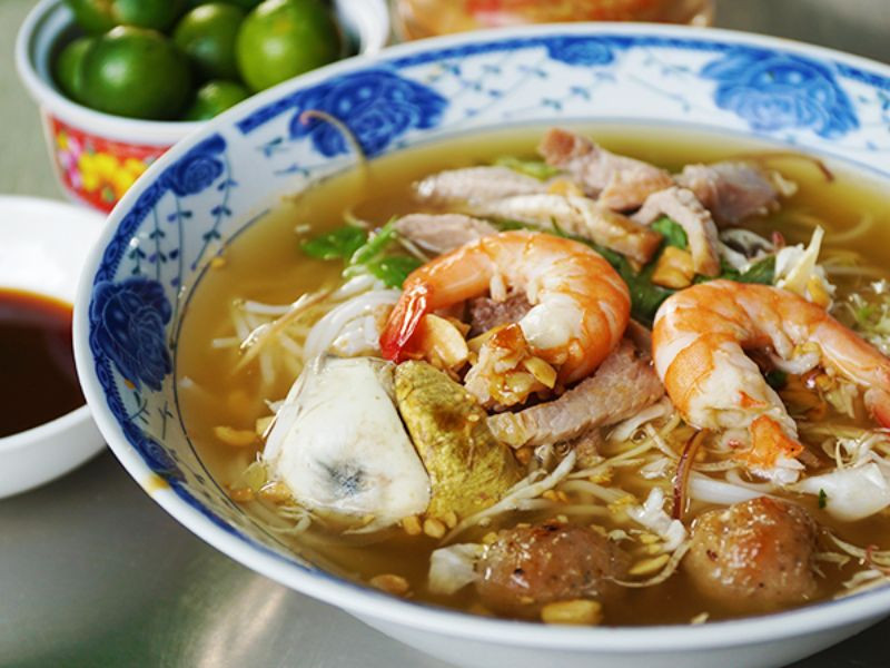 Tô bún gỏi già Hậu Giang với nước lèo Top1 8Day thế giới trò chơi tài xỉu, tôm tươi và rau sống.