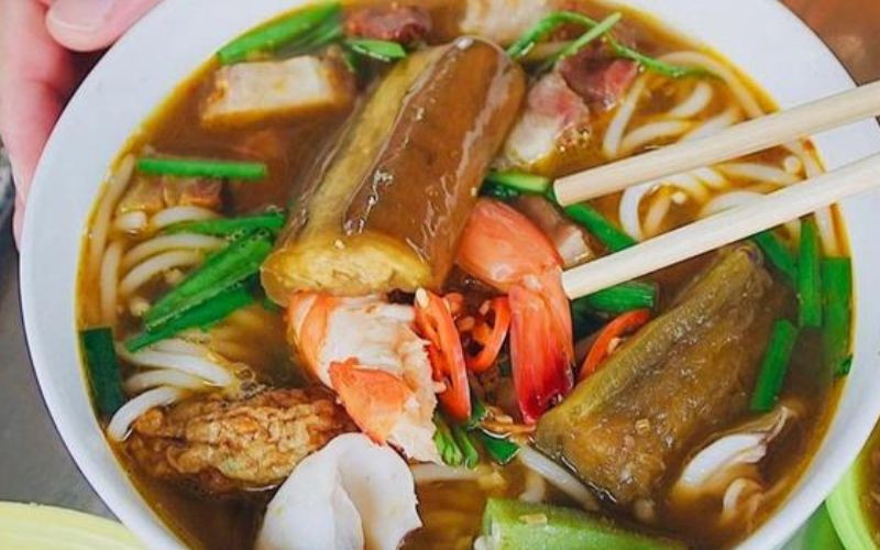 Tô bún mắm Hậu Giang chuẩn vị, đầy ắp topping