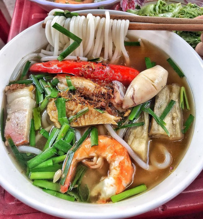 Tô bún mắm miền Tây với nhiều thành phần phong phú.